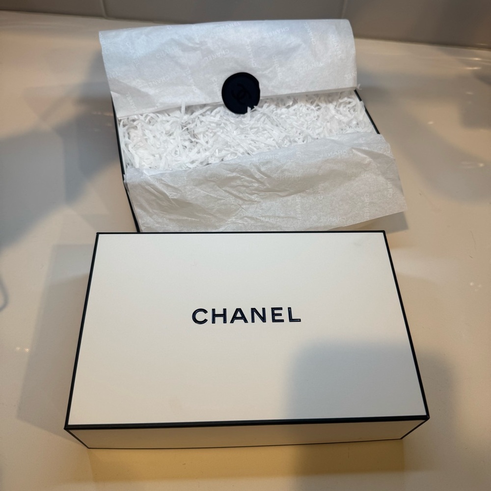 Chanel Gift Box - Picture 2 of 6